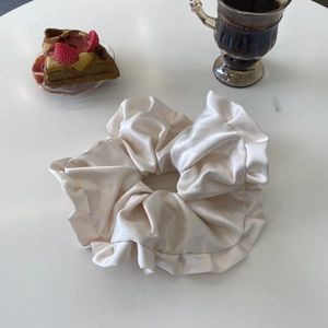 Chouchou élégant en satin champagne avec bords à volants, accessoire de cheveux style français
