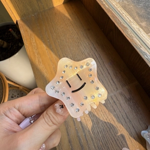 Pinza per capelli a stella in acetato con strass e faccina in arancione crema sfumato