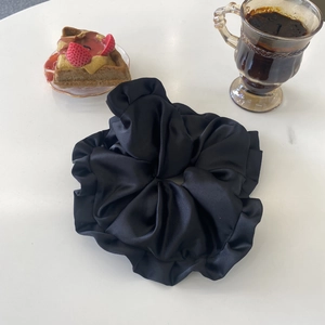 Chouchou élégant en satin de soie noir avec bords à volants et design minimaliste chic