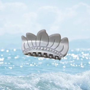 Pince à cheveux élégante en forme de couronne grise avec décoration de perles nacrées