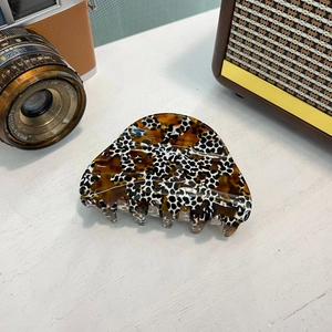Pince à cheveux élégante en acétate avec motif écaille de tortue et fleurs noires