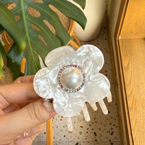 Pince à cheveux fleur en acétate avec perle centrale et strass colorés à la main