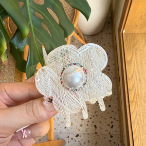 Pince à cheveux fleur en acétate avec perle nacrée et strass colorés brillants