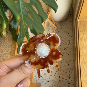 Pince à cheveux fleur en acétate avec perle centrale et strass colorés motif écaille