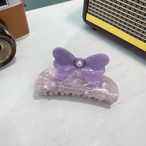 Pince à cheveux nœud violet en acétate avec perle et texture marbrée pour femmes