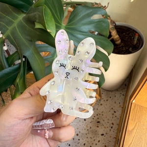 Pince à cheveux lapin en acétate avec strass et finition nacrée irisée élégante