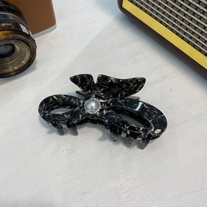 Elegante pinza de pelo de acetato con carey, perla grande y diamantes de imitación brillantes