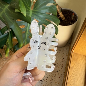 Pince à cheveux lapin en acétate avec strass et finition brillante blanc crème pour femme