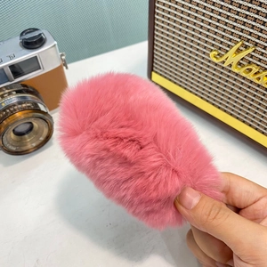 Barrette à cheveux en fausse fourrure rose en peluche dans un cadre esthétique