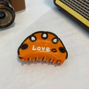 Pince à cheveux rétro en acétate avec inscription Love et motif lèvres orange et marron