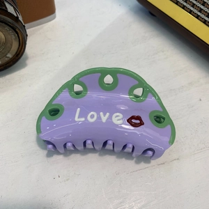 Pince à cheveux minimaliste en acétate violet avec texte Love et bordure ondulée verte