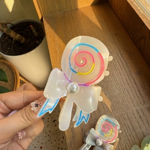 Lollipop-Haarklammer mit bunten Spiralmustern und Perlen-Schleifen-Detail