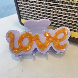 Pince à cheveux élégante en acétate violet avec lettrage LOVE orange et motif de cœur
