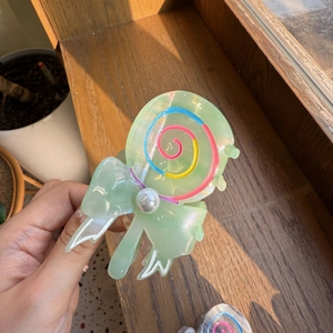 Lollipop-Haarklammer aus Acetat in Minzgrün mit bunten Spiralen und einer Perle verziert