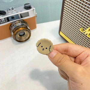 Vista dettagliata di una clip per capelli a forma di cucciolo marrone in acetato