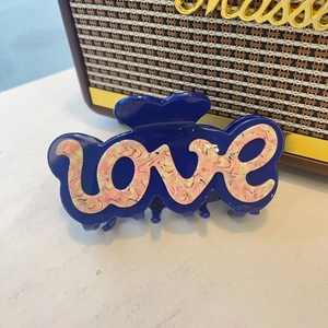 Grande pince à cheveux bleue en acétate avec lettrage artistique love pour coiffure femme
