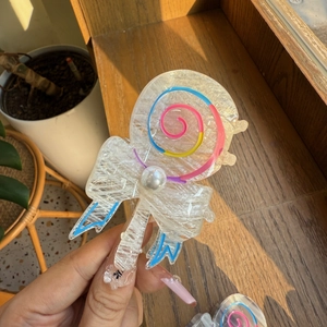 Detail der Haarklammer aus Acetat in Lutscherform mit bunten Spiralen und Perle