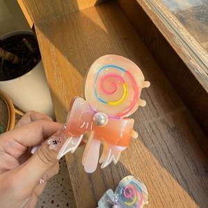 Detail der kreativen Lollipop Haarklammer aus Acetat mit Farbverlauf und Perlenverzierung