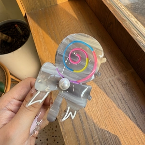 Detailansicht der Acetat-Lollipop-Haarklammer mit Marmor-Textur und Perlen-Detail