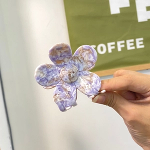 Pince à cheveux fleur en acétate style français avec texture marbrée violette