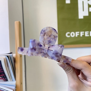 Pince à cheveux noeud en acétate fait main avec texture marbre violette chic