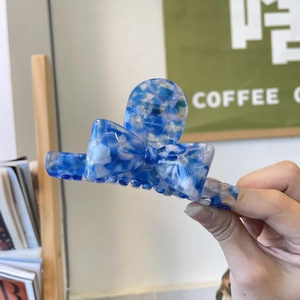 Pince à cheveux en acétate marbré bleu avec nœud élégant et texte France Handmade