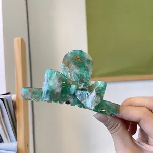 Pince à cheveux noeud en acétate marbré vert avec gravure fait main en France