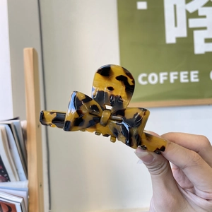 Détail d'une pince à cheveux nœud en écaille avec gravure France handmade sur le côté