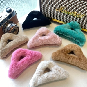 Mollette per capelli triangolari in peluche in sette colori con estetica vintage