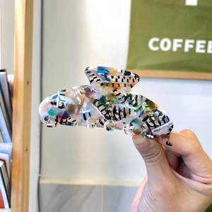 Grande pince à cheveux en acétate avec texture coquillage colorée et motifs noirs