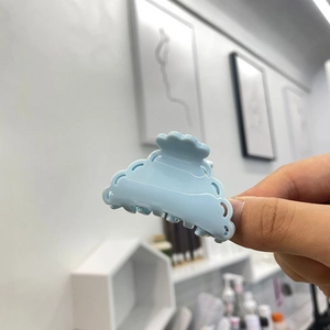 Pince à cheveux nuage bleu clair en acétate avec design évidé et bords ondulés pour femmes