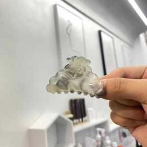 Pince à cheveux en acétate en forme de nuage avec texture marbrée grise pour coiffure