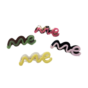 Set van vier gegolfde acetaat haarklemmen met 'me' belettering in diverse kleuren