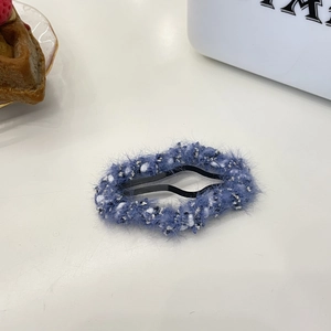 Nahaufnahme der flauschigen blauen Wolken-Haarklammer mit Perlen und BB-Clip-Basis