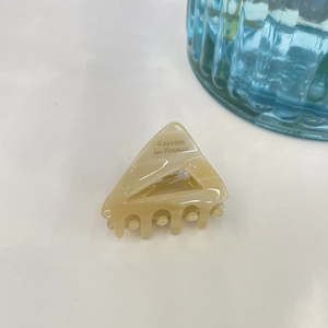 Pince à cheveux triangulaire effet marbre beige de style minimaliste pour femme chic