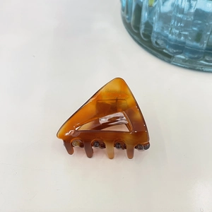 Pince à cheveux triangle évidée en acétate avec motif écaille de tortue élégante