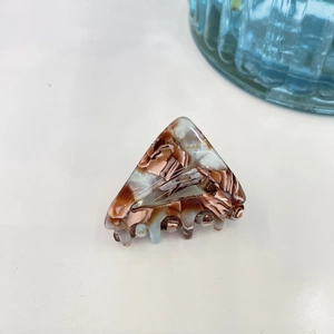 Pince à cheveux triangle ajourée avec motif marbré ambre et bleu pour femmes