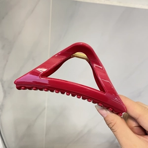 Grande pince à cheveux triangle rouge élégante avec finition brillante et ressort doré