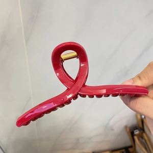 Grande pince à cheveux rouge élégante avec design torsadé et ressort doré pour femmes