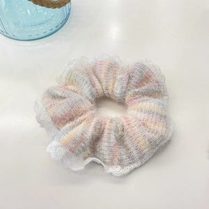 Elastico per capelli a maglia a righe macaron con bordo in pizzo bianco e volant