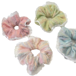Set di quattro elastici in lana pastello con bordi in pizzo bianco rosa verde giallo e blu