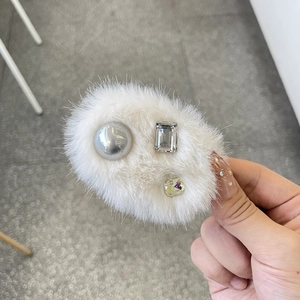 Barrette en peluche blanche avec perle grise et cristaux colorés pour un style doux