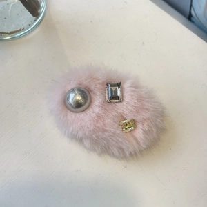 Barrette à cheveux en peluche rose avec perles et strass colorés pour un style doux