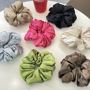 Set de coleteros de satén gigantes en siete colores elegantes con un acabado sedoso