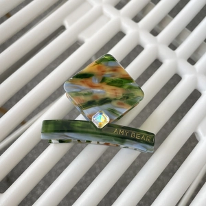 Eleganter Haarklammer aus Acetat mit bunter Marmortextur und quadratischem Strass-Detail