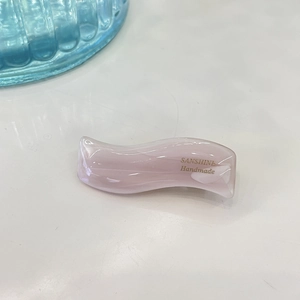 Minimalist jelly pink wavy duckbill hair clip made of translucent acrylic for women