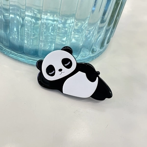 Detailopname van de schattige panda haarklem met glanzende afwerking en metalen randen