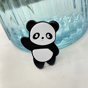 Detailweergave van de schattige panda-haarklem van acetaat met een glanzende emaille afwerking