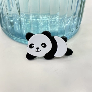 Detailopname van de schattige panda haarklem gemaakt van zwart-wit acetaat glans