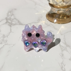 Pink marble acetate cat hair clip with heart rhinestones and a trendy aesthetic design